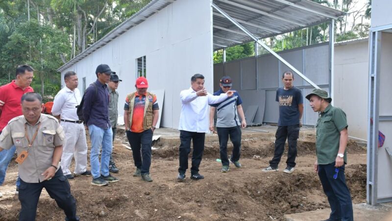 Targetkan Selesai dalam Beberapa Hari, Bupati Agam Cek Pembangunan Huntara di Palembayan