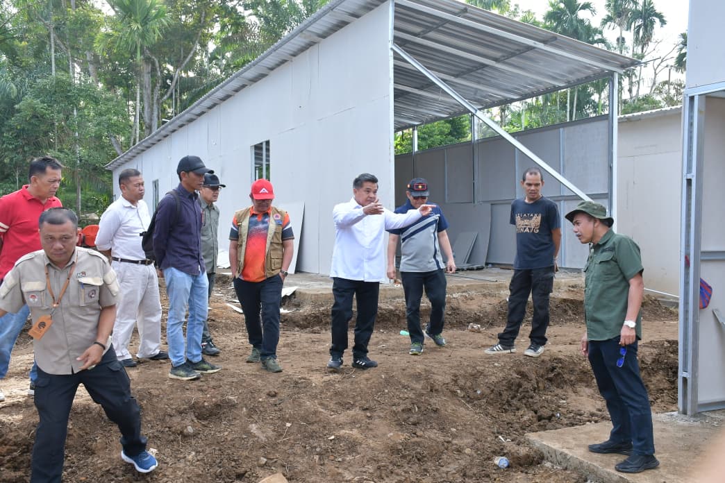Targetkan Selesai dalam Beberapa Hari, Bupati Agam Cek Pembangunan Huntara di Palembayan