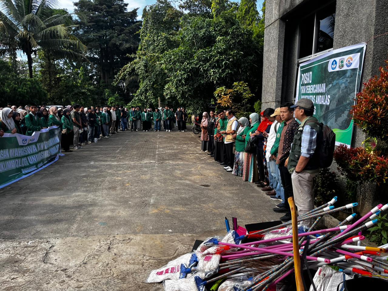 KKN Kebencanaan Universitas Andalas Dukung PKM-MNM untuk Tanggap Darurat Bencana di Kota Padang