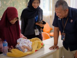 9 KK Terima Bantuan dari Semen Padang untuk Penanganan Stunting Berkelanjutan