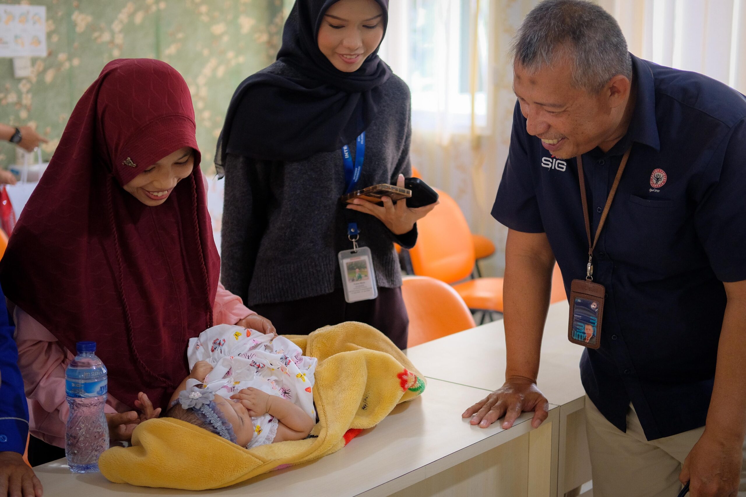 9 KK Terima Bantuan dari Semen Padang untuk Penanganan Stunting Berkelanjutan