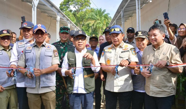 Menko PMK Resmikan Pemakaian Huntara untuk Korban Bencana di Palembayan