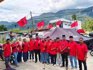 Yogi Yolanda Dilantik jadi Ketua DPC PDI-P Agam di Antara Tenda Bencana