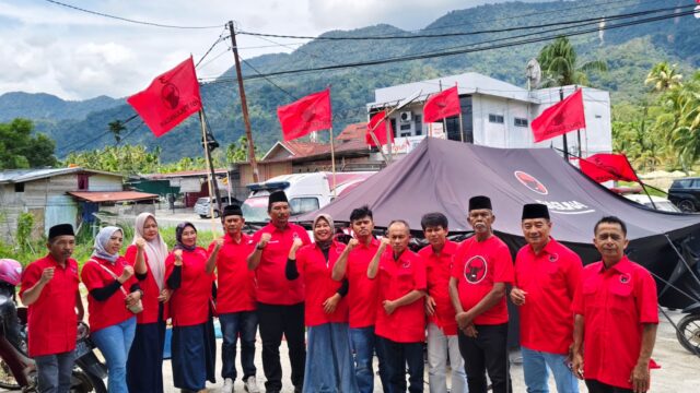 Yogi Yolanda Dilantik jadi Ketua DPC PDI-P Agam di Antara Tenda Bencana