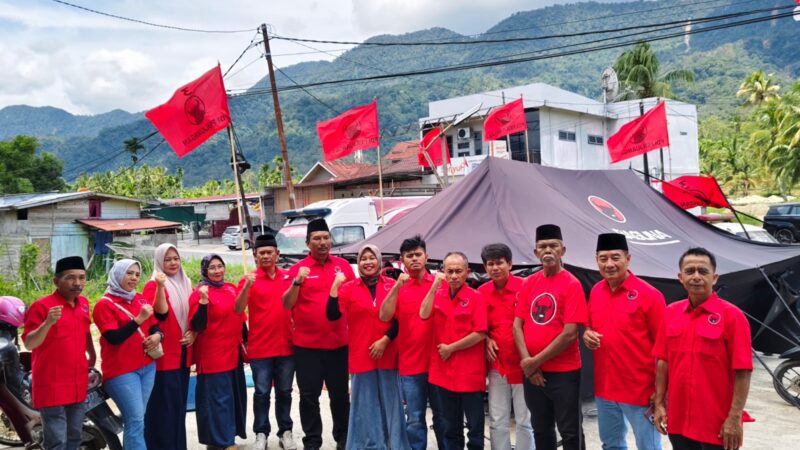 Yogi Yolanda Dilantik jadi Ketua DPC PDI-P Agam di Antara Tenda Bencana