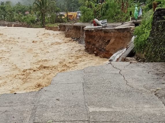 Jalan ke Batu Busuk Padang Putus Total Diterjang Banjir, Ratusan KK Terisolasi