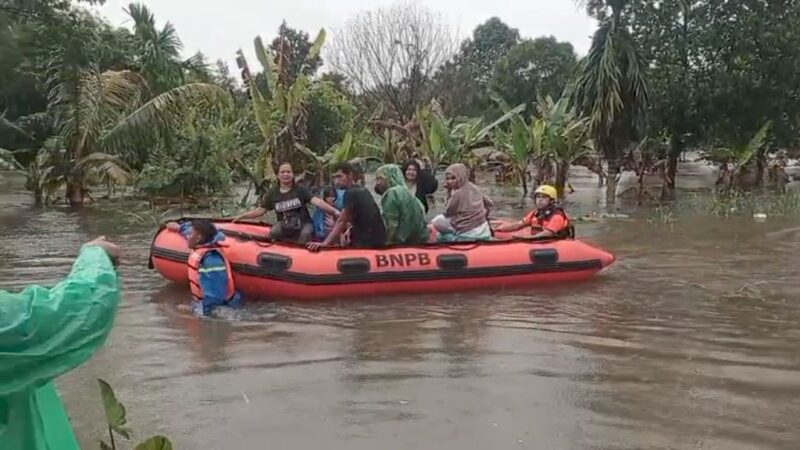 BPBD Kota Padang melakukan evakuasi terhadap delapan warga yang terjebak banjir di Jalan DPR Gang Babussalam 6 RT 04 RW 08, Tunggul Hitam,