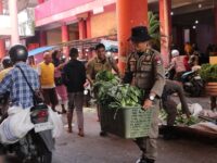 Satpol PP menertibkan sejumlah PKL yang berjualan di atas fasum seperti trotoar dan badan jalan di kawasan Pasar Raya Padang Blok IV,