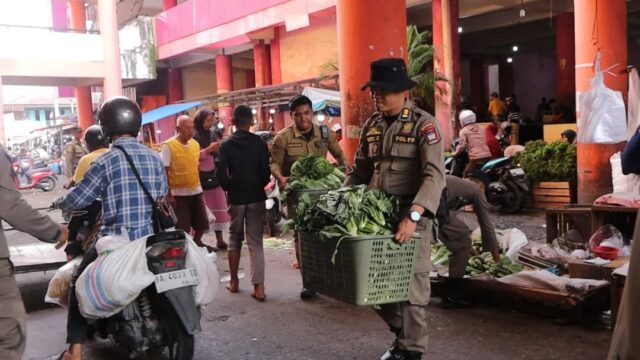 Satpol PP menertibkan sejumlah PKL yang berjualan di atas fasum seperti trotoar dan badan jalan di kawasan Pasar Raya Padang Blok IV,