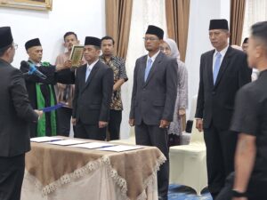 Bupati Tanah Datar Eka Putra melantik empat pejabat Eselon II Pemkab Tanah Datar, Jumat (2/1/2026) di Indojolito Batusangkar. Keempat