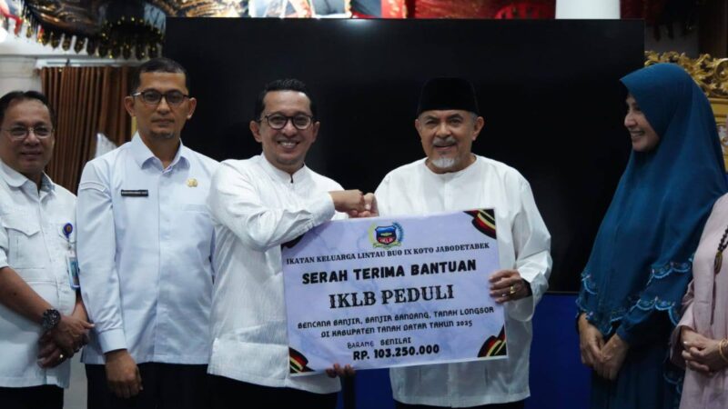 Bupati Tanah Datar Eka Putra menerima bantuan dari Ikatan Keluarga Lintau Buo IX Koto (IKLB) Jabodetabek dan AP3MI