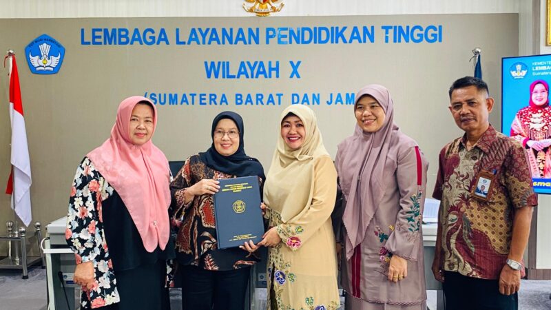 Rektor UIN Imam Bonjol Padang, Prof Dr Martin Kustati MPd menerima Surat Keputusan (SK) Menteri Pendidikan Tinggi, Sains, dan Teknologi yang