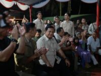 Di tengah suasana duka akibat gempa dan longsor, warga Desa Batu Hula, Kecamatan Batang Toru, Kabupaten Tapanuli Selatan, menyambut dengan