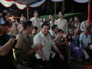 Di tengah suasana duka akibat gempa dan longsor, warga Desa Batu Hula, Kecamatan Batang Toru, Kabupaten Tapanuli Selatan, menyambut dengan