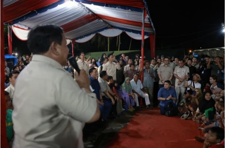 Prabowo Rayakan Tahun Baru di Posko Batu Hula, Pengungsi: Mudah-mudahan Terus Dibantu