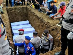 Enam jenazah korban bencana hidrometeorologi di Agam yang belum teridentifikasi oleh Tim DVI dimakamkan di Tempat Pemakaman TPU