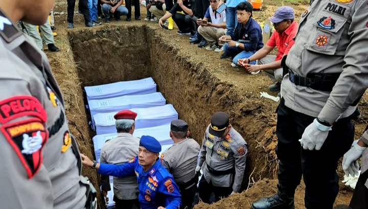 Enam jenazah korban bencana hidrometeorologi di Agam yang belum teridentifikasi oleh Tim DVI dimakamkan di Tempat Pemakaman TPU