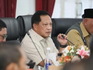 Mendagri Muhammad Tito Karnavian mengumpulkan kepala daerah se-Sumatra Barat pada Selasa (13/1/2026) di Auditorium Gubernur Sumbar.