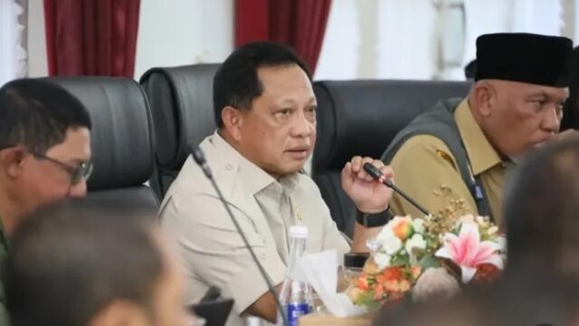 Mendagri Muhammad Tito Karnavian mengumpulkan kepala daerah se-Sumatra Barat pada Selasa (13/1/2026) di Auditorium Gubernur Sumbar.