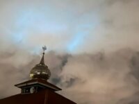 Pada Rabu (14/1/2026) malam, muncul cahaya di langit Kota Padang, Sumatra Barat (Sumbar) yang disebut-sebut menyerupai fenomena aurora