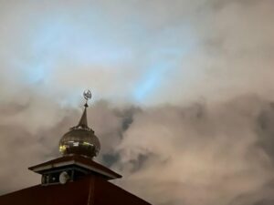 Pada Rabu (14/1/2026) malam, muncul cahaya di langit Kota Padang, Sumatra Barat (Sumbar) yang disebut-sebut menyerupai fenomena aurora
