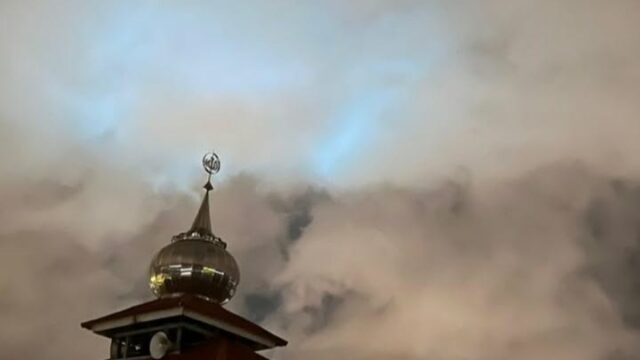 Pada Rabu (14/1/2026) malam, muncul cahaya di langit Kota Padang, Sumatra Barat (Sumbar) yang disebut-sebut menyerupai fenomena aurora