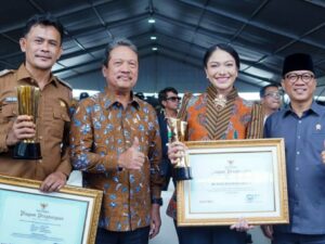 Dharmasraya, Annisa Suci Ramadhani, menerima Penghargaan Upakarya Wanua Nugraha Tahun 2025 dari Menteri Desa, Pembangunan Daerah Tertinggal,