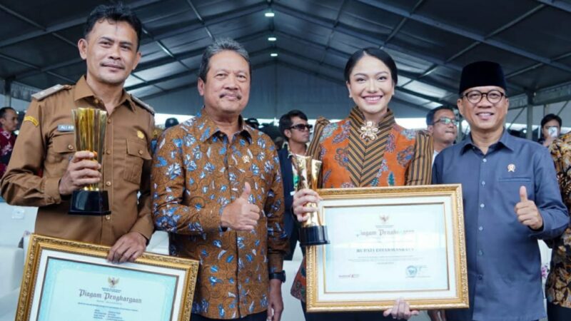 Dharmasraya, Annisa Suci Ramadhani, menerima Penghargaan Upakarya Wanua Nugraha Tahun 2025 dari Menteri Desa, Pembangunan Daerah Tertinggal,