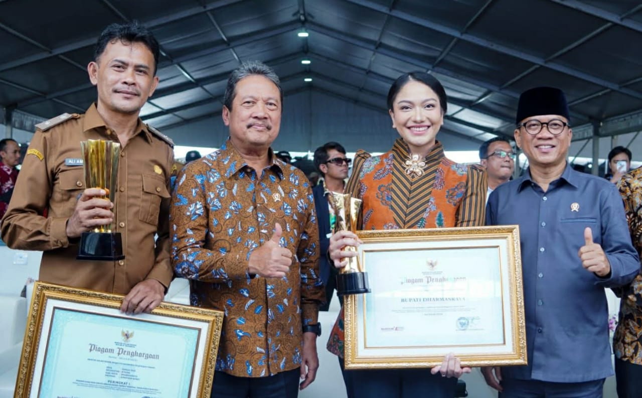 Bupati Dharmasraya Terima Penghargaan Upakarya Wanua Nugraha 2025 dari Mendes