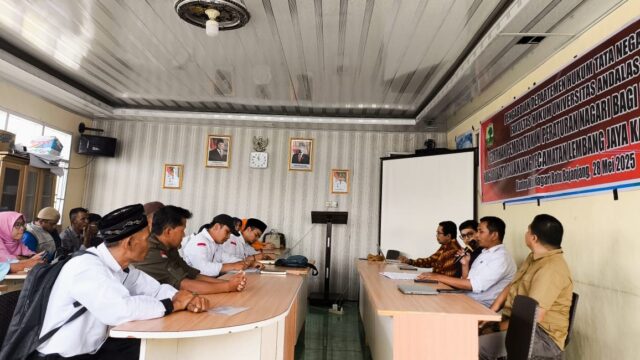 Suasana pelatihan penyusunan peraturan nagari kepada masyarakat dan perangkat nagari di Nagari Batu Bajanjang, Kecamatan Lembang Jaya, Kabupaten Solok. (Foto: Dok. Dep HTN Unand)