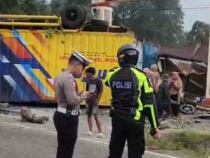 Sebanyak lima orang dinyatakan meninggal dunia dalam insiden kecelakaan beruntun di Jalur Padang-Bukittinggi tepatnya di Nagari Panyalaian,