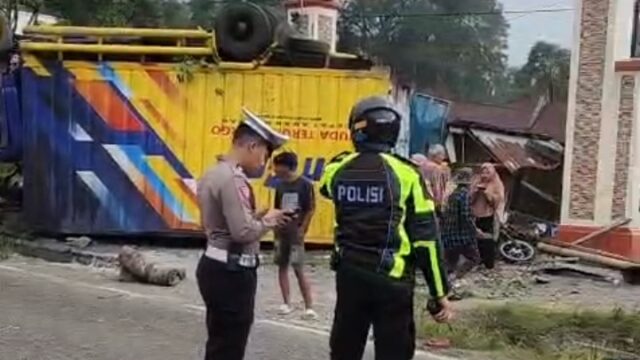 Sebanyak lima orang dinyatakan meninggal dunia dalam insiden kecelakaan beruntun di Jalur Padang-Bukittinggi tepatnya di Nagari Panyalaian,