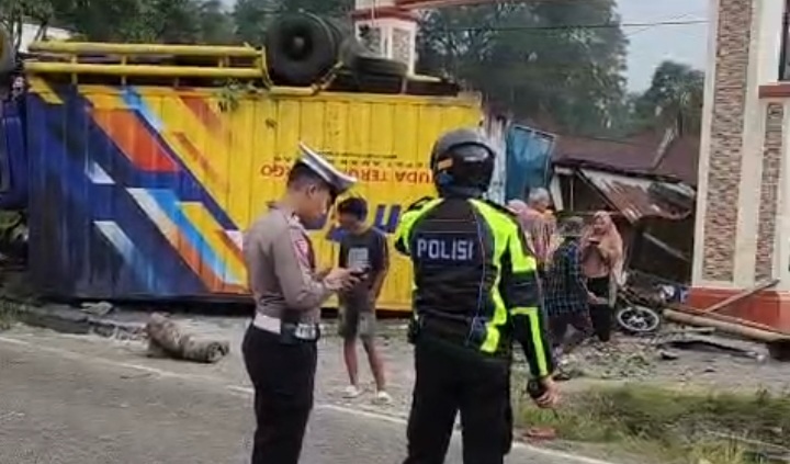 Sebanyak lima orang dinyatakan meninggal dunia dalam insiden kecelakaan beruntun di Jalur Padang-Bukittinggi tepatnya di Nagari Panyalaian,