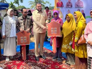 Wali Kota Padang, Fadly Amran menyerahkan kunci Hunian Sementara Sehat dan Layak (HUNSELA) di Kampung Talang Pangka, Jembatan Batu Busuk,