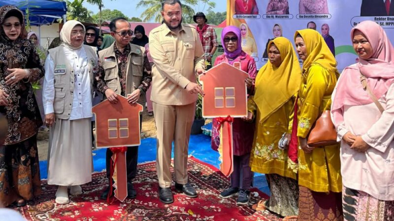 Wali Kota Padang, Fadly Amran menyerahkan kunci Hunian Sementara Sehat dan Layak (HUNSELA) di Kampung Talang Pangka, Jembatan Batu Busuk,