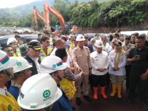 Menteri PU Dody Hanggodo meninjau pengerjaan bailey yang dibangun di jalan provinsi ruas Sicincin–Simpang Balingka di Malalak,