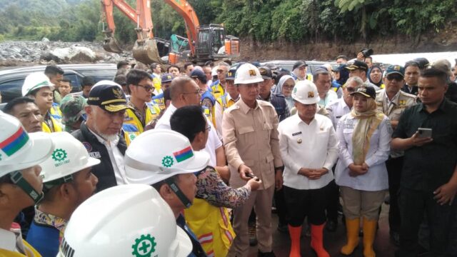 Menteri PU Dody Hanggodo meninjau pengerjaan bailey yang dibangun di jalan provinsi ruas Sicincin–Simpang Balingka di Malalak,