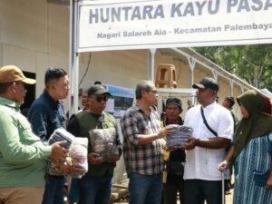 Dirjen Gakkum Kehutanan, Kementerian Kehutanan menyalurkan bantuan perlengkapan ibadah bagi warga terdampak bencana yang menghuni huntara