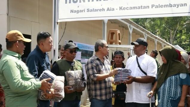 Dirjen Gakkum Kehutanan, Kementerian Kehutanan menyalurkan bantuan perlengkapan ibadah bagi warga terdampak bencana yang menghuni huntara