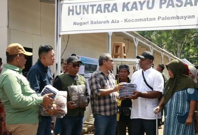 Dirjen Gakkum Kehutanan, Kementerian Kehutanan menyalurkan bantuan perlengkapan ibadah bagi warga terdampak bencana yang menghuni huntara