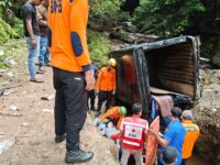 Tujuh orang korban kecelakaan mobil box yang jatuh ke jurang di Flyover Kelok 9, Kabupaten Lima Puluh Kota, Sumatra Barat (Sumbar)