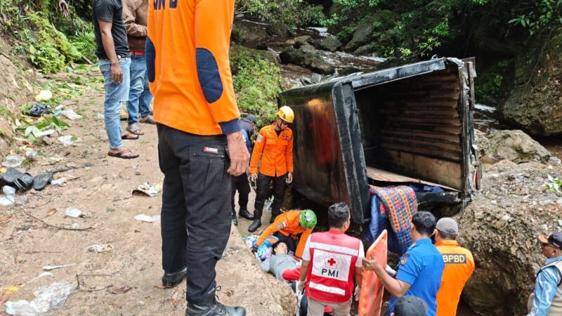 Tujuh orang korban kecelakaan mobil box yang jatuh ke jurang di Flyover Kelok 9, Kabupaten Lima Puluh Kota, Sumatra Barat (Sumbar)