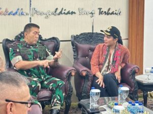 Bupati Dharmasraya Annisa Suci Ramadhani menyambangi Markas Komando Daerah Militer XX/Tuanku Imam Bonjol (TIB) di Padang, Kamis (22/1/2026).