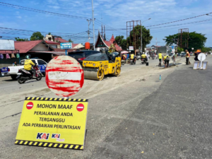 Petugas KAI melakukan perbaikan perlintasan sebidang di Lubuk Buaya, Selasa (6/1/2026). Foto KAI