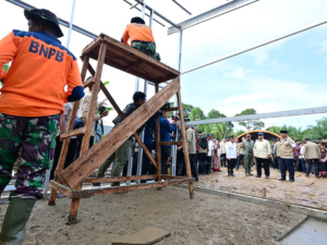 Presiden Prabowo saat meninjau pembangunan Huntara untuk korban banjir di Kabupaten Agam.