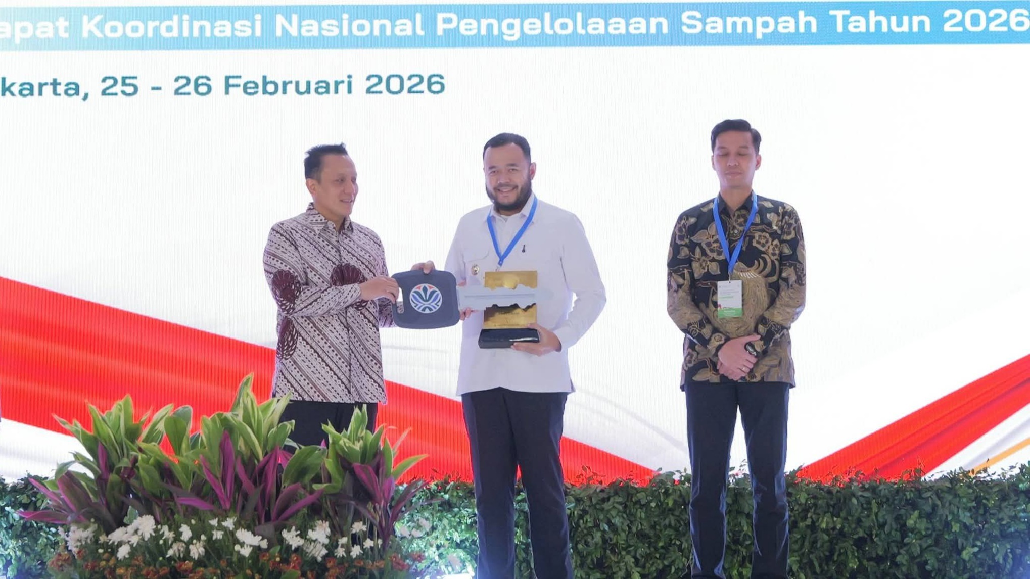 Padang Raih Sertifikat Menuju Kota Bersih dari Menteri Lingkungan Hidup