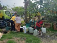 Pemkab Dharmasraya bersama BPBPK (Balai Penataan Bangunan, Prasarana dan Kawasan) Sumbar menyalurkan 16 tangki air bersih per hari,