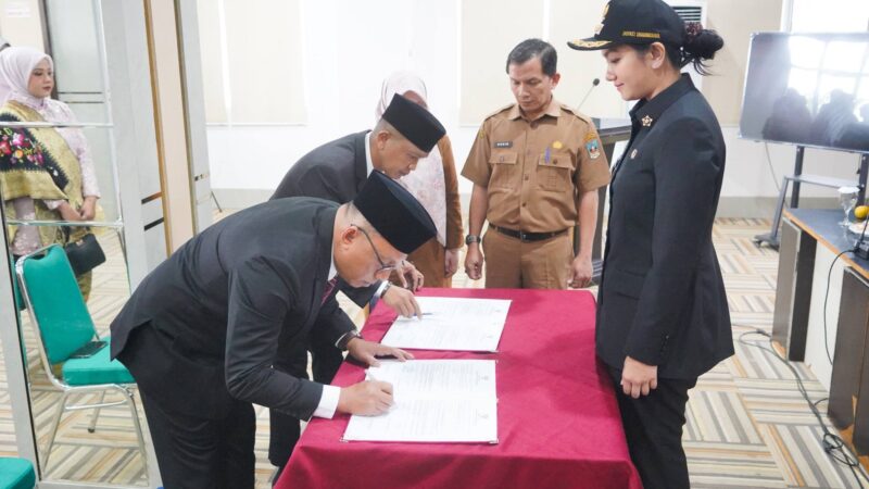 upati Dharmasraya, Annisa Suci Ramadhani melantik Jaksa Fungsional Ramadhani sebagai Inspektur Daerah di Aula Kantor Bupati Dharmasraya, Senin (9/2/2026).