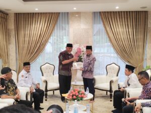 Gubernur Mahyeldi Serahkan Rekomendasi Seminar Wakaf Internasional kepada Menteri Agama