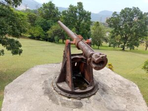 2 Meriam dan Jejak Jepang di Tengah Hijau Lapangan Golf Semen Padang